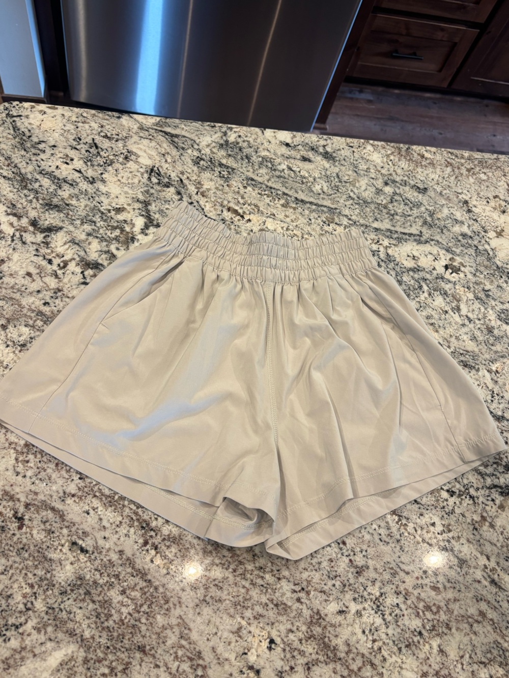 Vuori High-Rise Elastic Waist Women's Shorts in Light Beige/ Grey